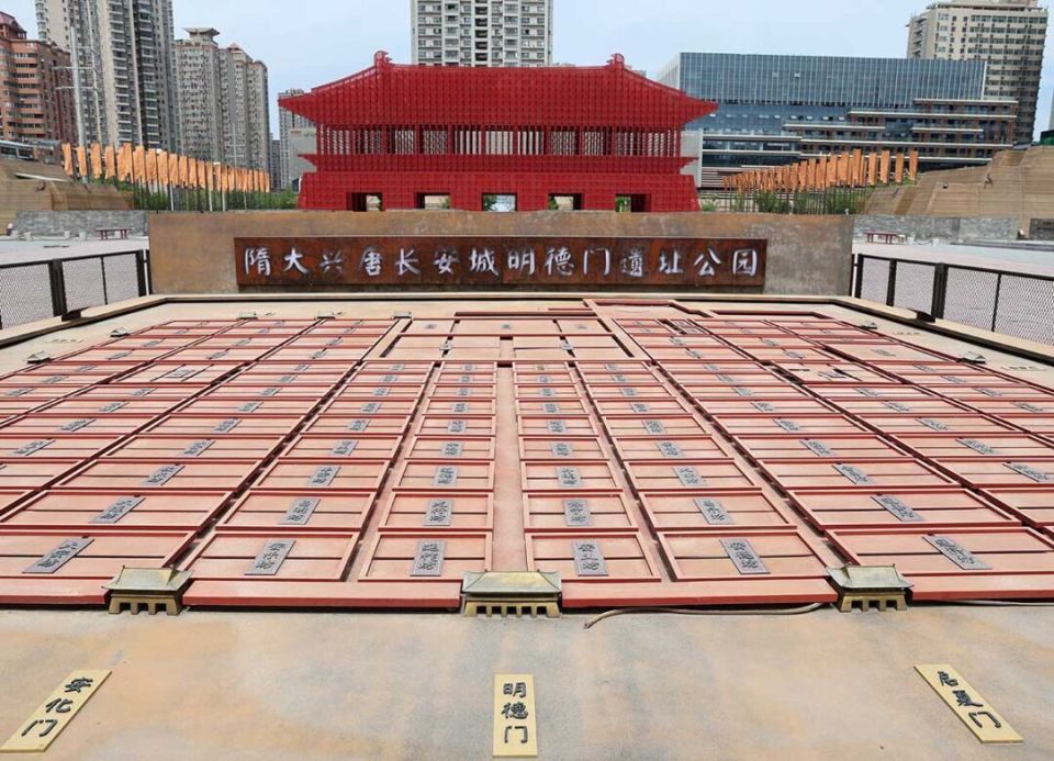 这座历史厚重的城市中还有很多有门名却不见门的"门"如明德门,延兴门