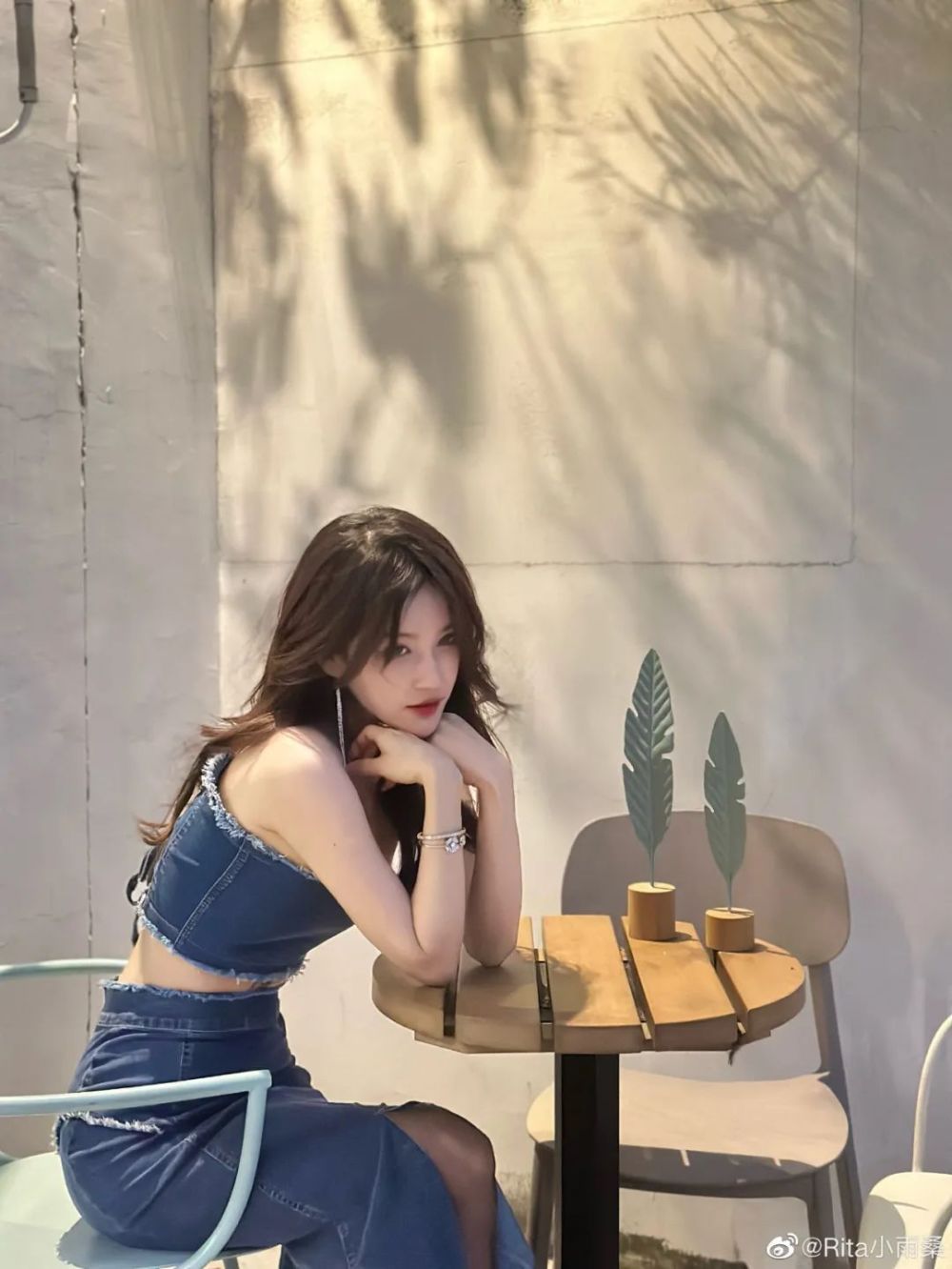 【lpl老婆】rita身穿黑丝喝下午茶,气质太好了_腾讯新闻