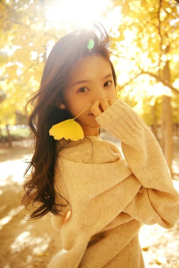 章若楠以丸子头搭配五彩针织衫散发出甜蜜的初恋气息身穿简单的白色