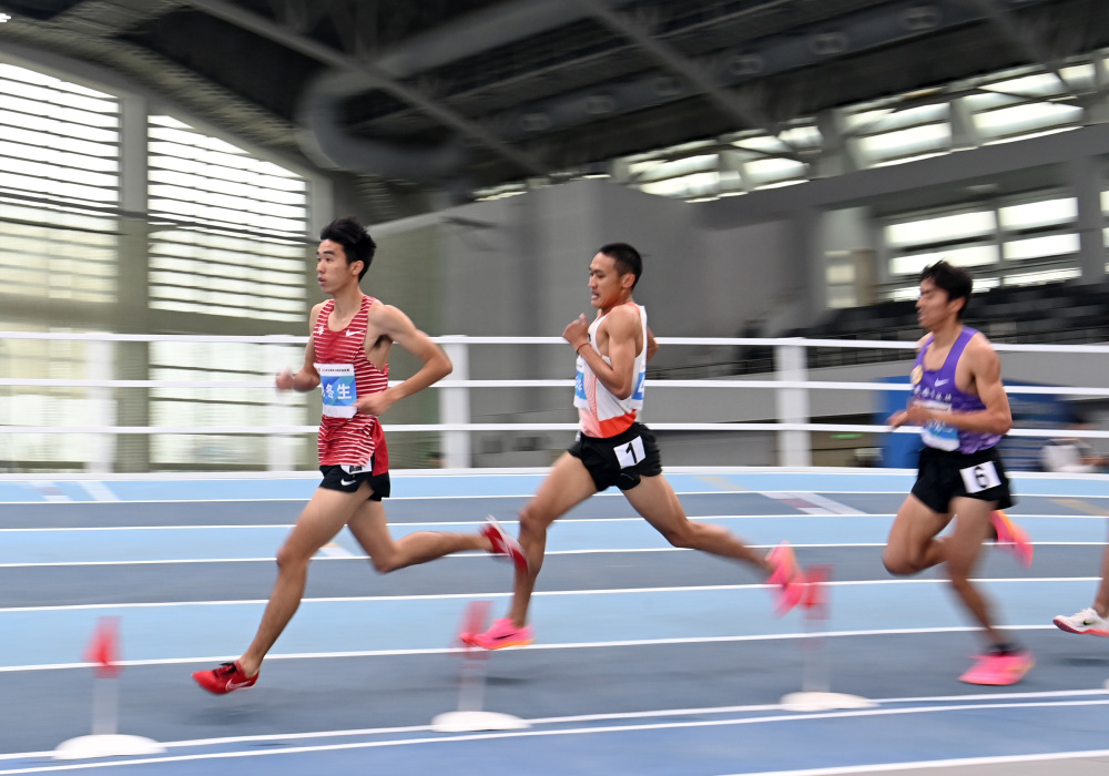 3月17日,上海隊選手謝冬生(左)在比賽中.新華社記者 趙子碩 攝