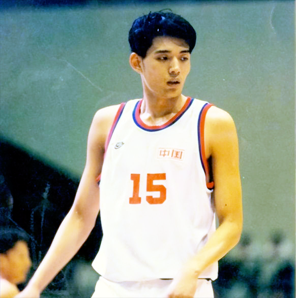 篮球帅哥巩晓彬:与李昕谈恋爱被国家队开除,后却娶空姐为妻