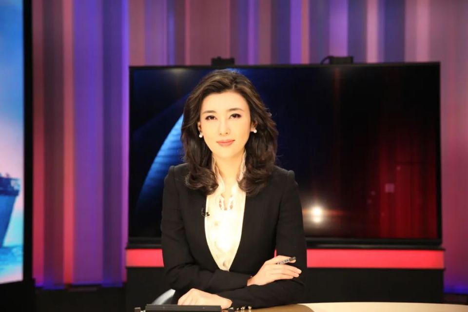 央视主持李红：14岁辍学，18岁逃婚，从洗碗工逆袭进央视，如今怎么样了？_腾讯新闻