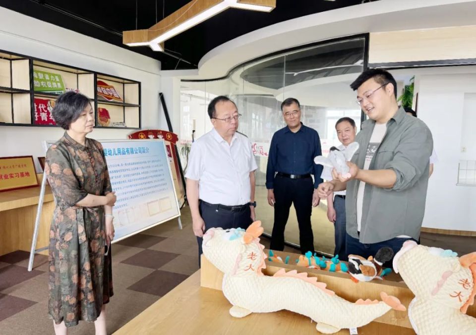 韩方一行先后走访了扬州中孚机械有限公司,大仪镇青年电商直播基地