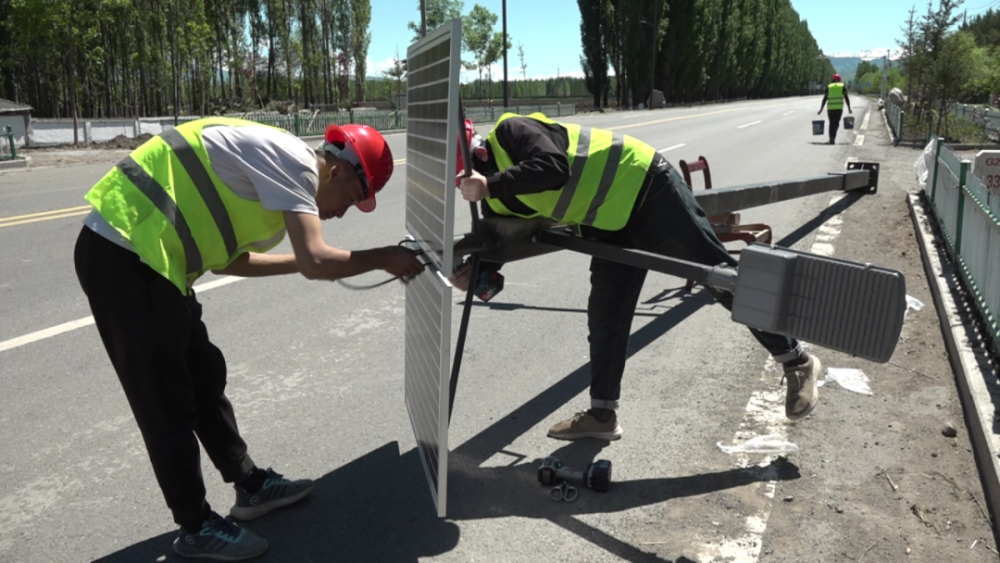 我为群众办实事|安装路灯惠民生  夯实基础促发展