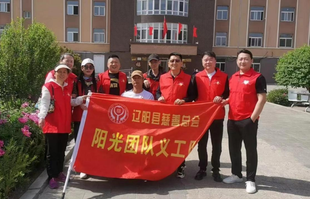 5月17日,辽阳县慈善总会阳光团队开展全国助残日献爱心活动,积极营造