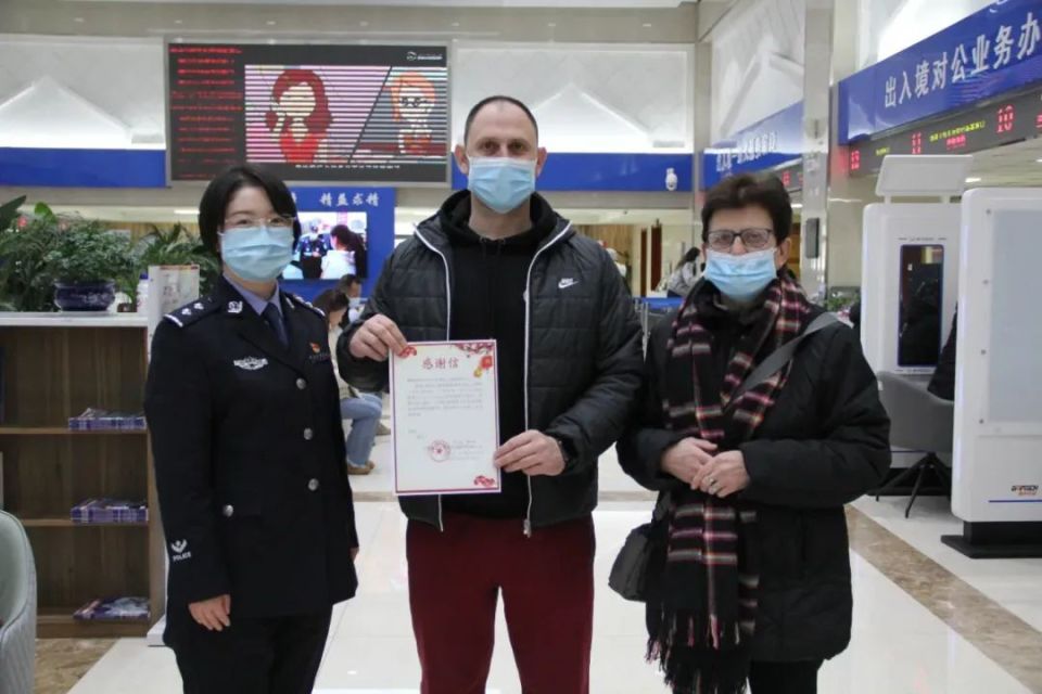人民公安报丨银川出入境优化证件办理服务 减环节 提