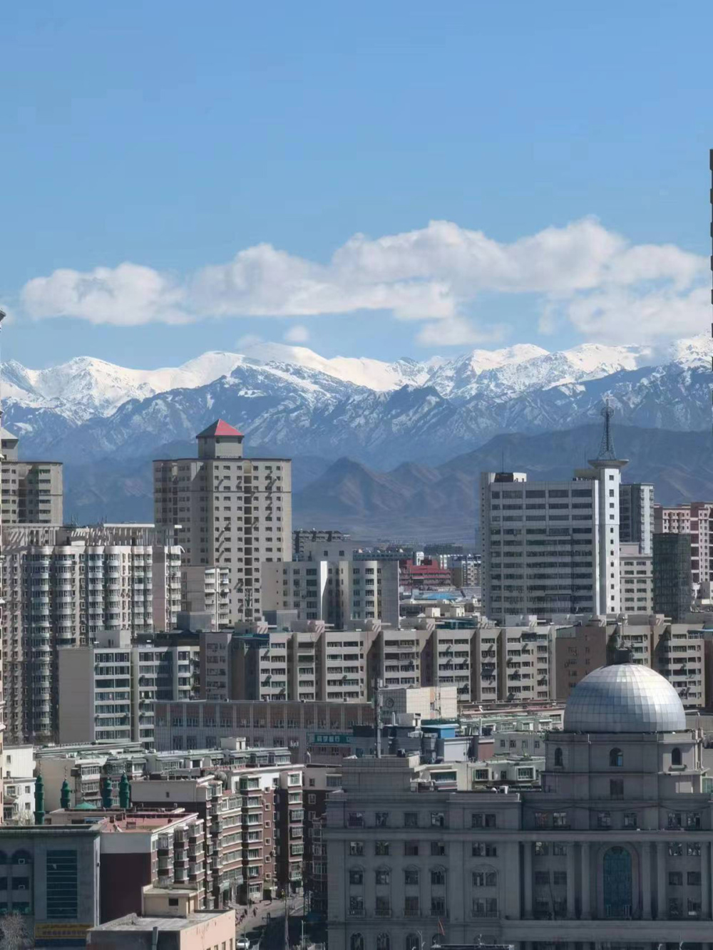 五一漫记丨在乌鲁木齐,他们记录雪山下的城市剪影_腾讯新闻