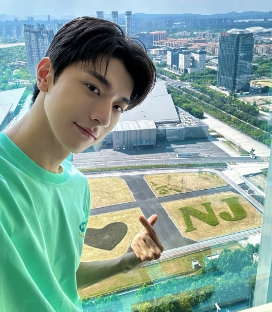 25岁林一被曝恋情?与神秘女子露肩拍照很宠溺,粉丝揭真实关系