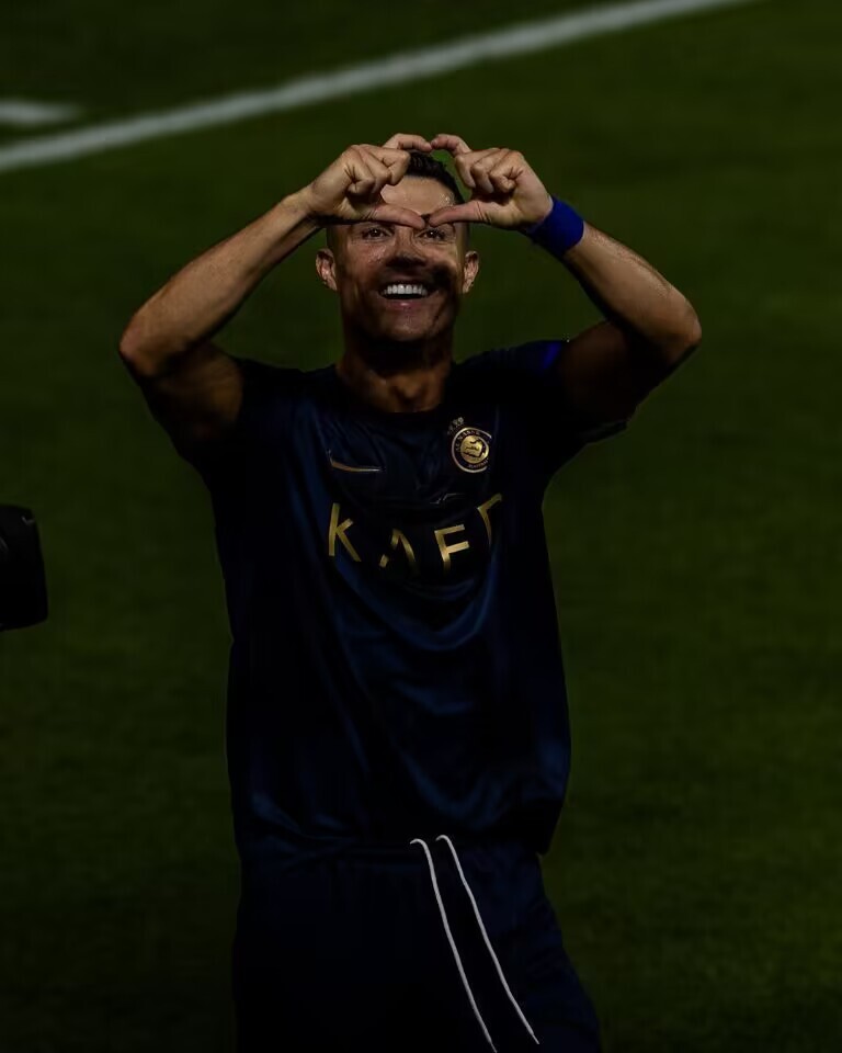 c罗又有新庆祝动作飞吻比心现场蹦迪啥意思真爱沙特