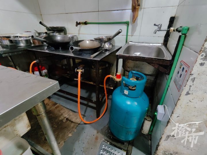 餐馆的面积不大,一共只有5张桌子,就餐区后面就是厨房,大约五六平方米