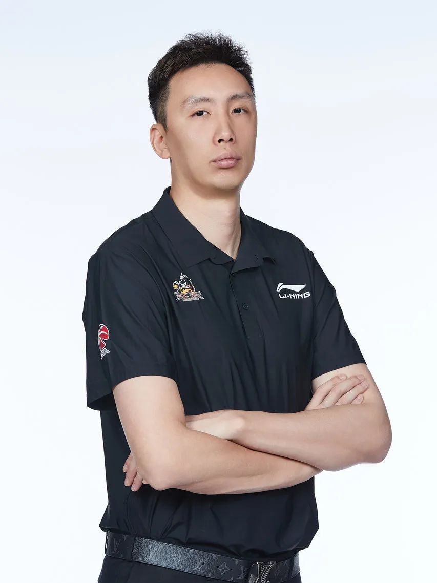 易立任江苏肯帝亚篮球俱乐部主教练