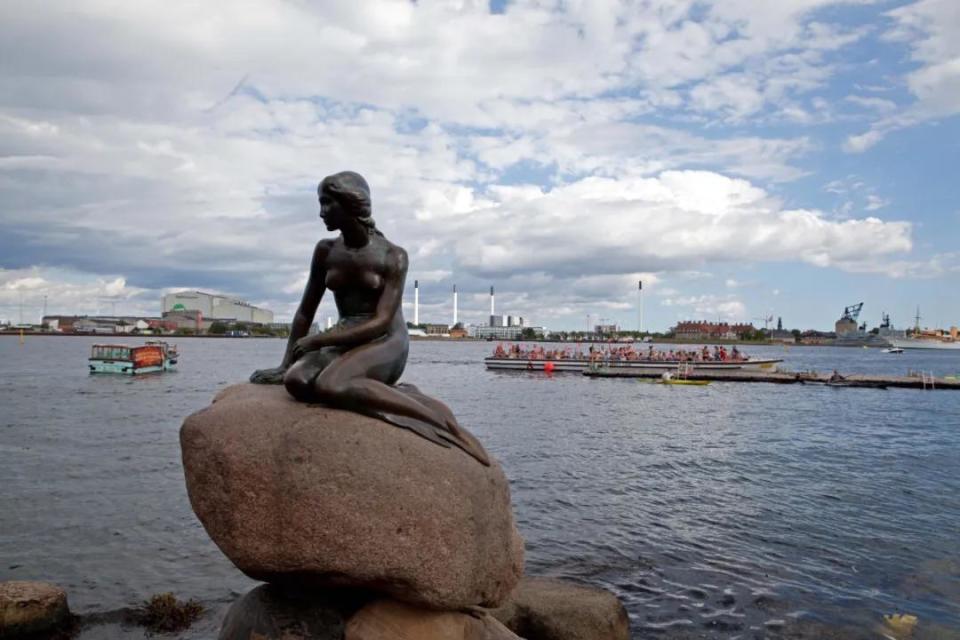 可能不少小伙伴都见过1913年揭幕的她小美人鱼雕塑被视作童话王国象征