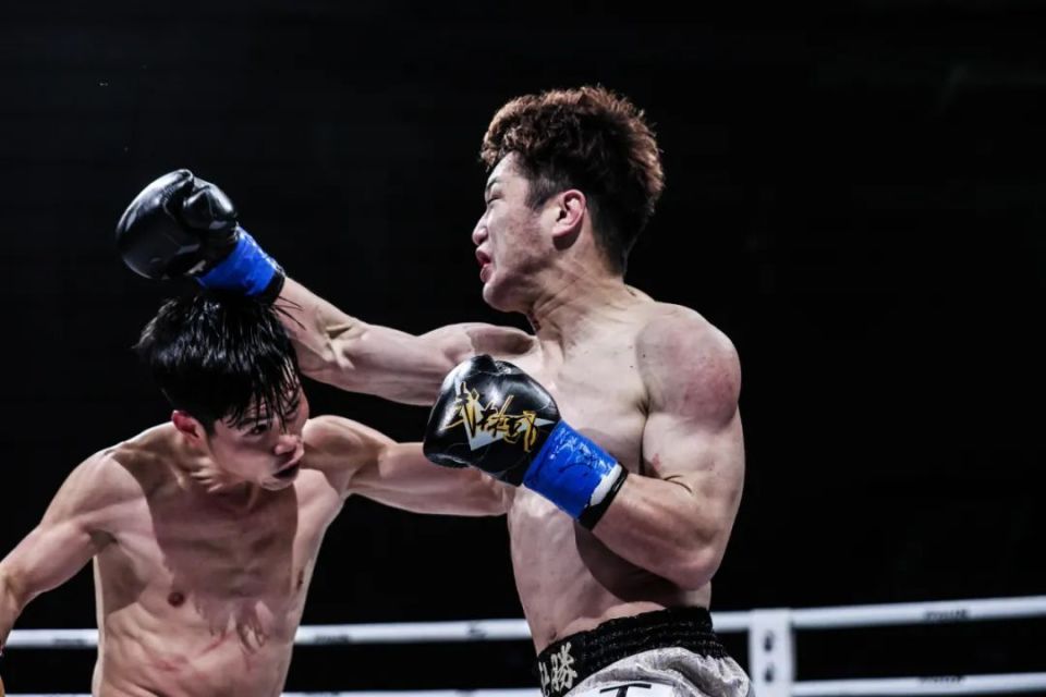 武林风553战报 | 孟高峰险胜耀魂坤，欧阳锋战队绝杀佐藤嘉洋战队_腾讯新闻