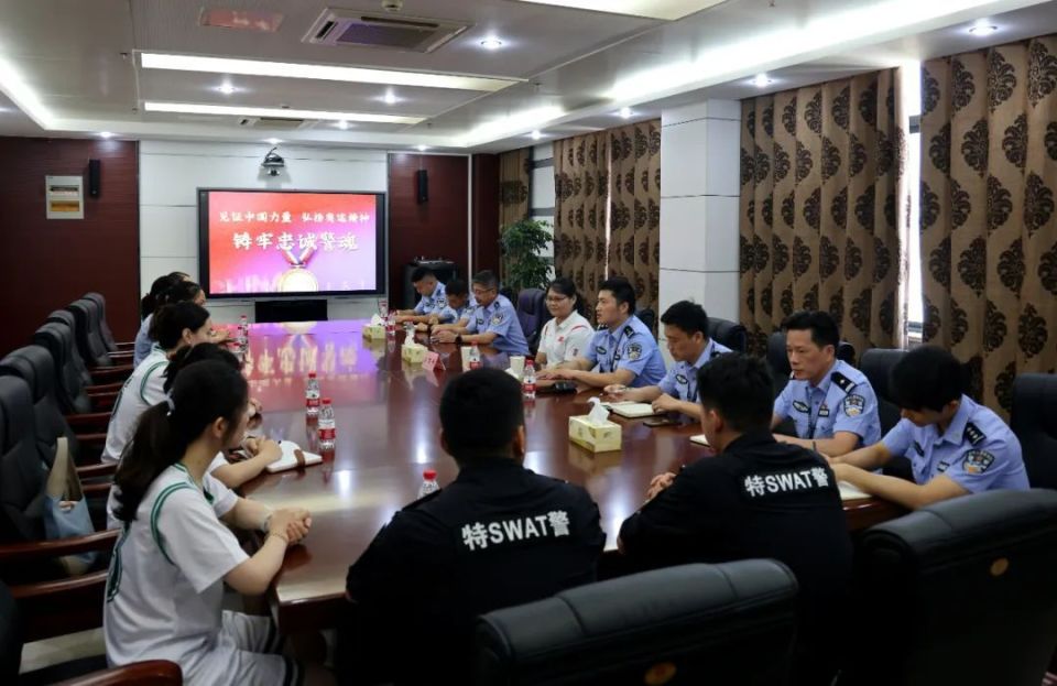 与青年民警面对面分享交流来到省巢湖监狱里约奥运会举重冠军孟苏平