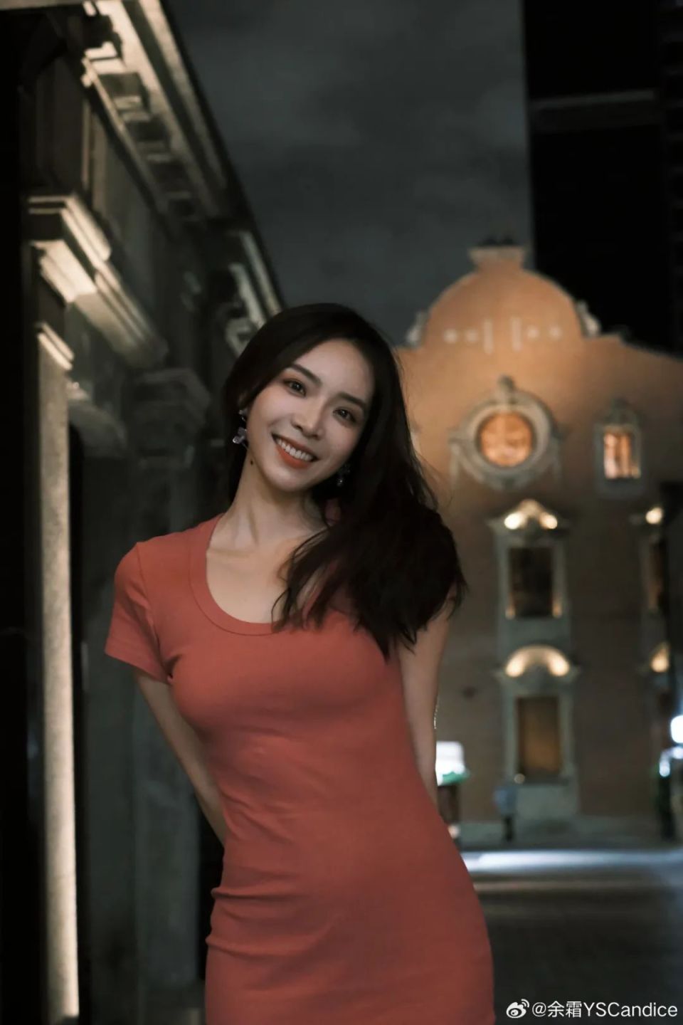 【lpl老婆】余霜美丽包臀裙街头漫步,泽元拍照技术娴熟