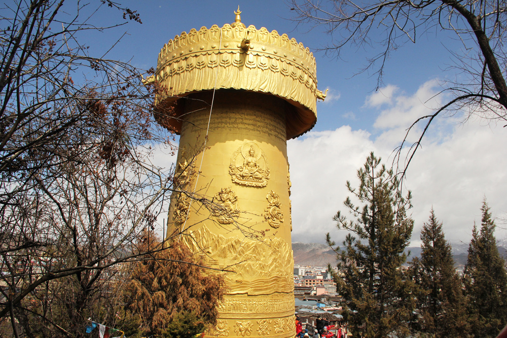 艺术街区古城外的景点迪庆文化广场,文化博物馆,龙潭湖公园,百鸡寺住