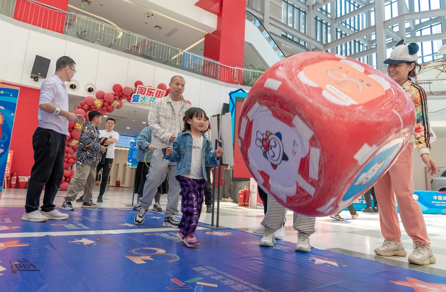 活动现场规划了舞台区,闯关互动区,彩票销售区以及体彩奖品区.