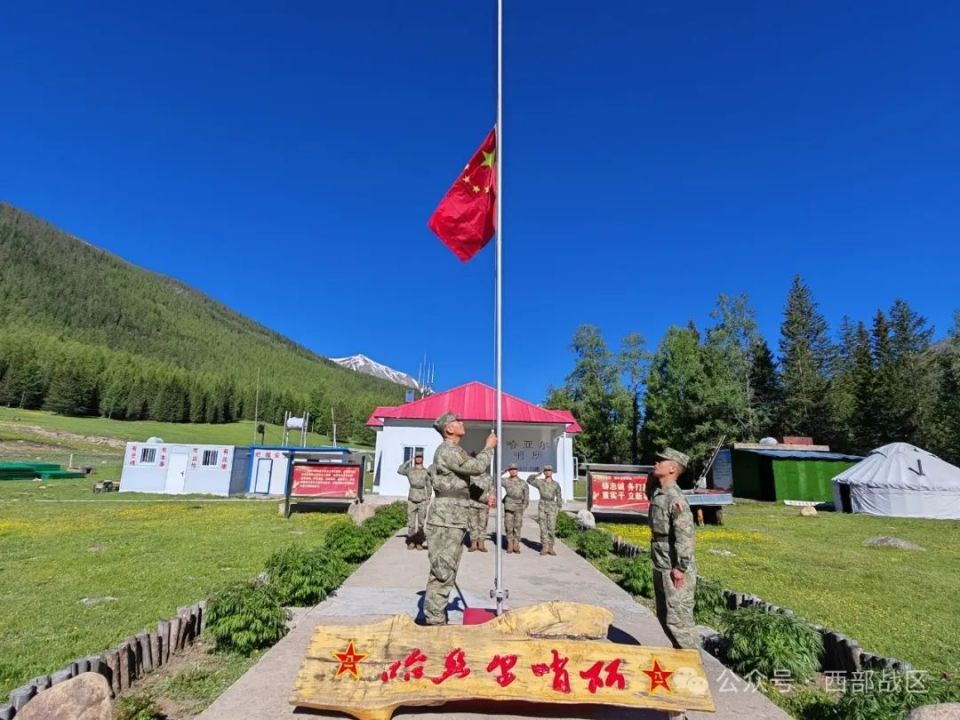 近期,新疆军区某边防团的官兵已携带物资进驻哨所,正式开启今年的夏季