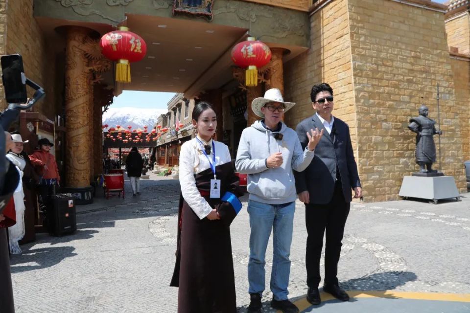 "圣洁甘孜行"作为"俞你同行·走进西藏"自驾游直播活动的序曲,俞敏洪