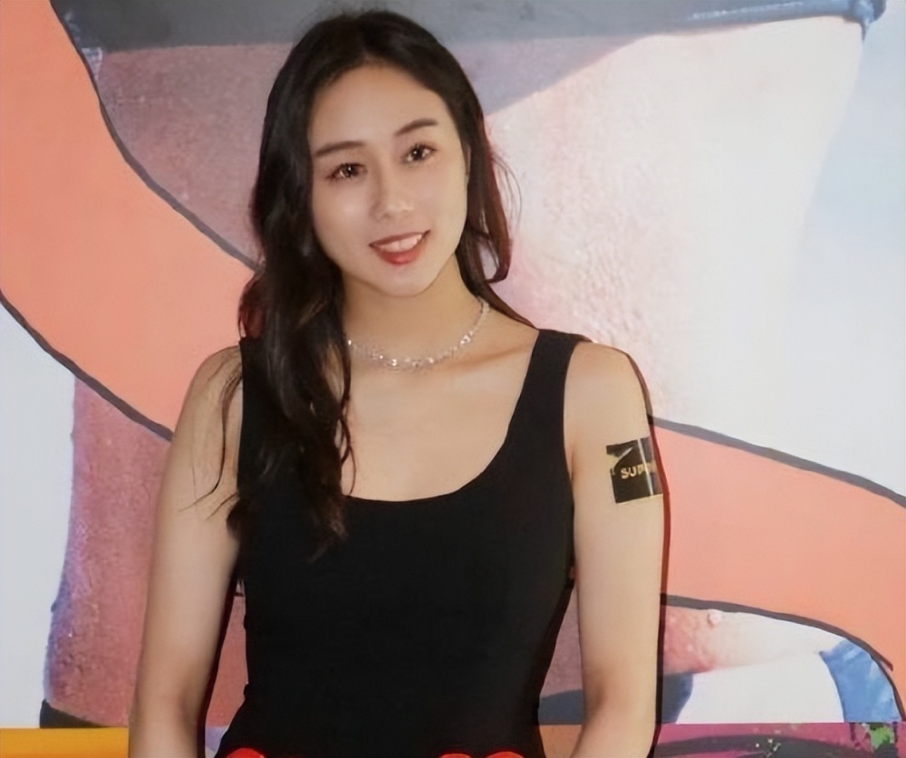 赌王小女儿何超欣被问是否会恭喜何超莲回答敷衍冷漠不像姐妹