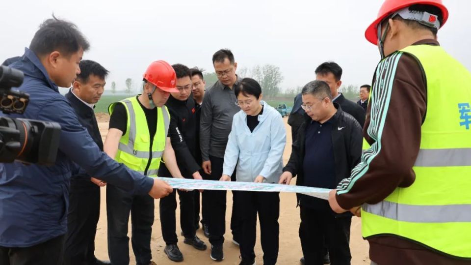 郓城县委副书记,县长张晖现场调度g220东深线郓城绕城段改建工程拆迁