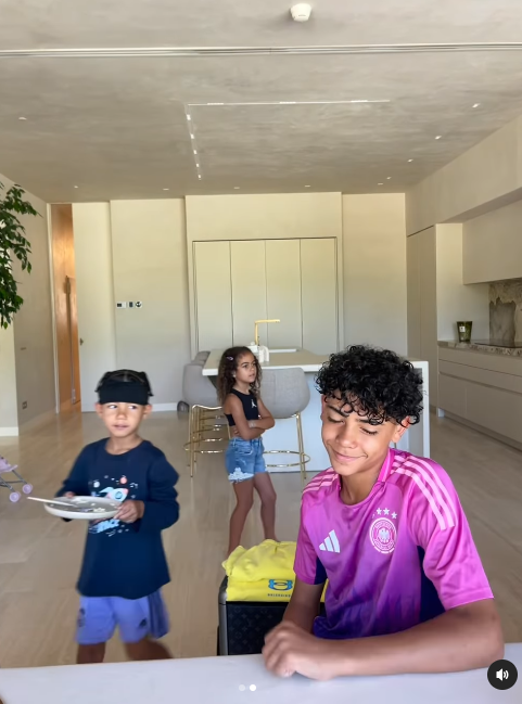 c罗庆祝葡萄牙首场胜利,乔治娜留沙特为14岁迷你罗庆