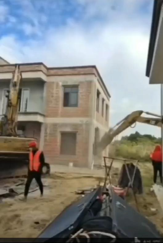村民花百万在自家地里建房遭强拆，法院判镇政府强拆违法，律师称当事人可申请国家赔偿_腾讯新闻