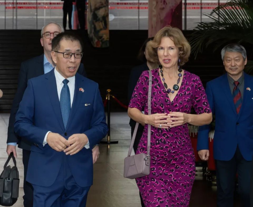 王宁院长会见英国驻华大使吴若兰