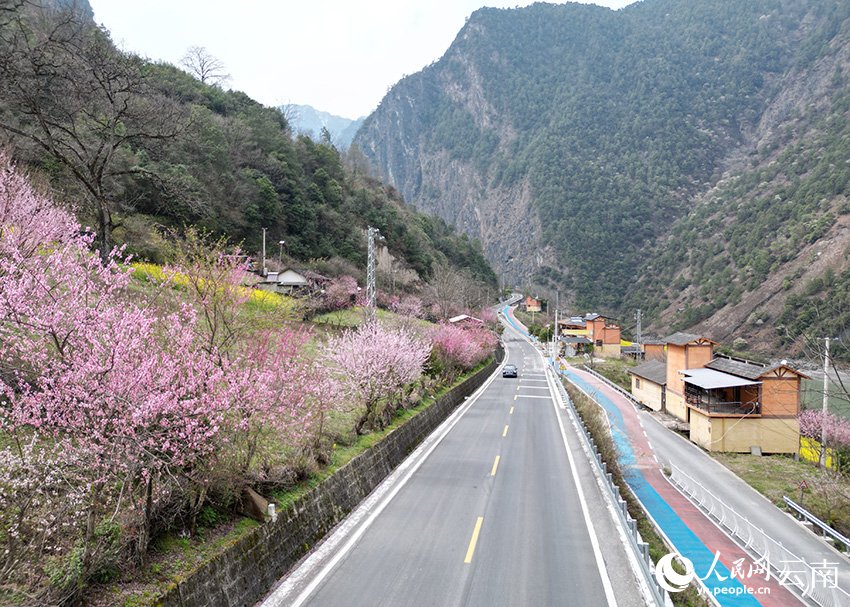 云南怒江美丽公路美如画