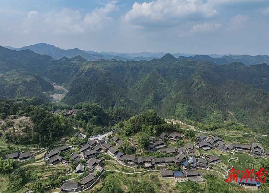 夯坨村是己略乡最偏远的村,如今随着x077旅游公路通车,夯坨村与保靖县