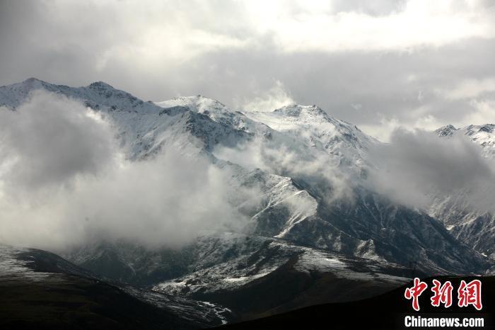 初春青海拉脊山雪后童话宛如仙境