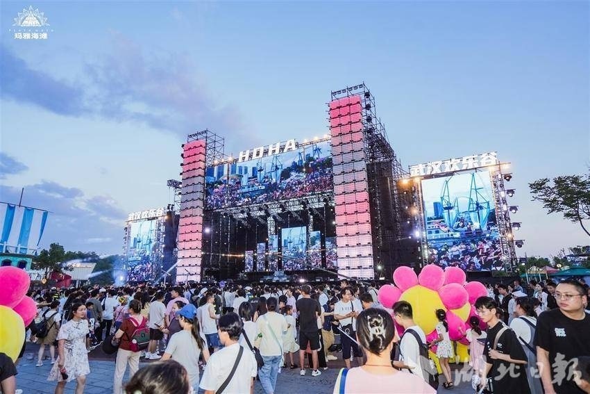 "双园"均破万 武汉欢乐谷迎来夏季小高峰