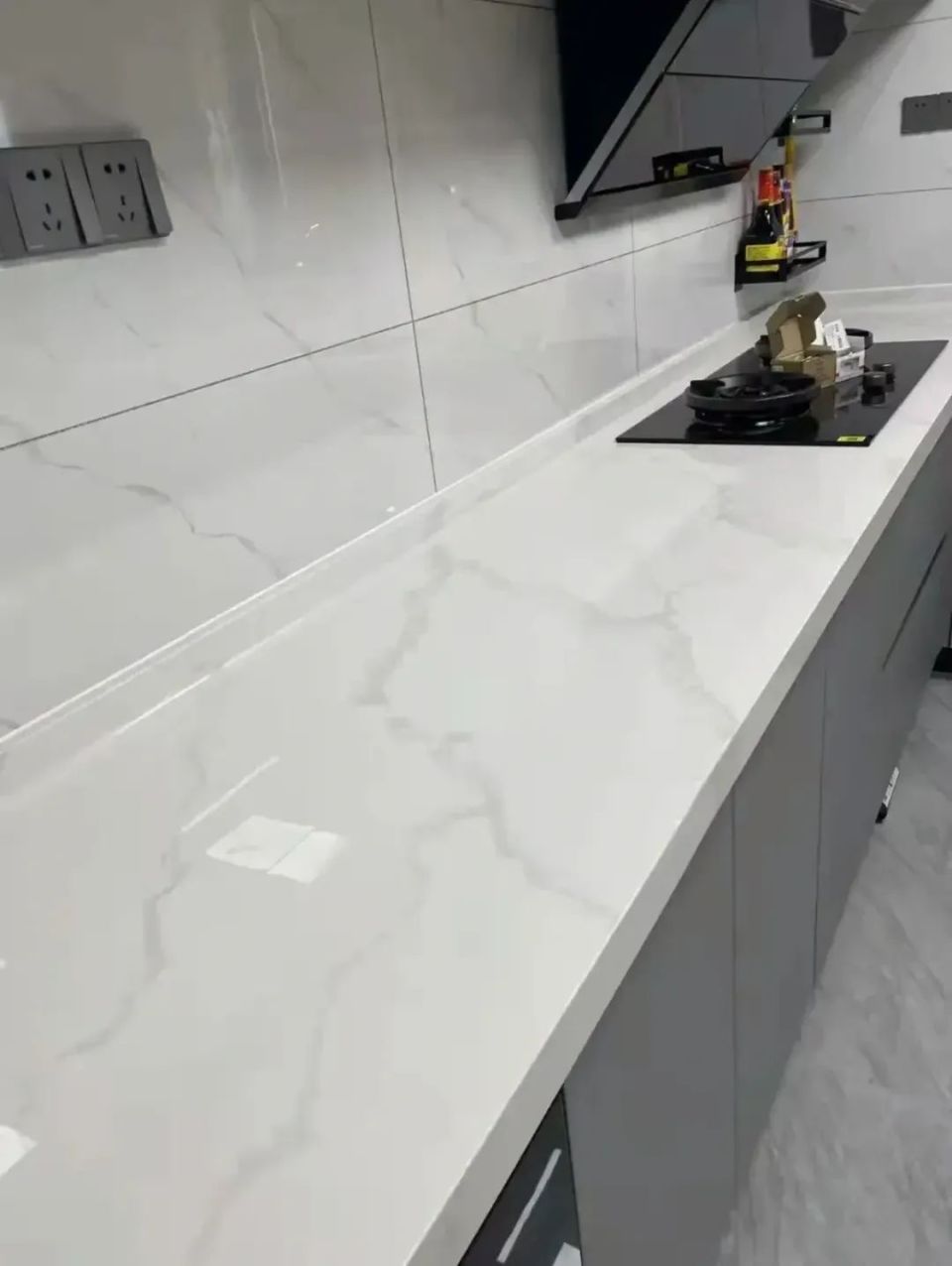 剁了3次排骨,我终于明白了橱柜石英石台面和橱柜岩板台面的区别