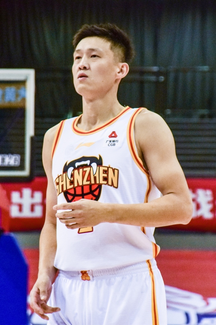 周鹏晒球迷照:老奶奶是丹东来深圳的 感谢家里人的支持,挂念