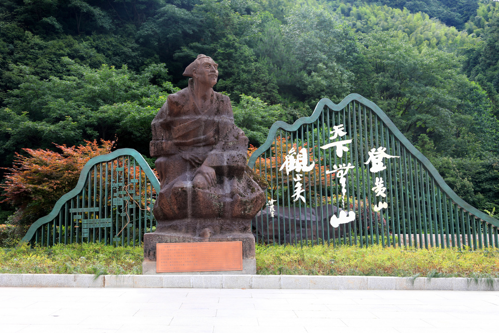 2022年7月8日拍摄的黄山风景区大门处的徐霞客雕像.