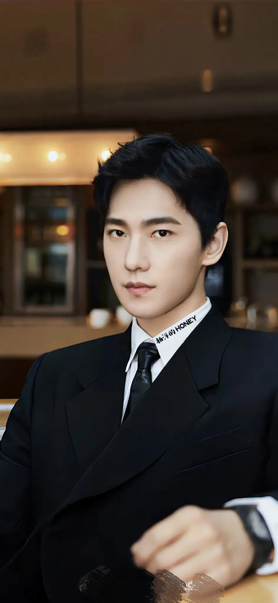 网曝杨洋王楚然同游马尔代夫疑似海边激吻女方粉丝澄清又秒删