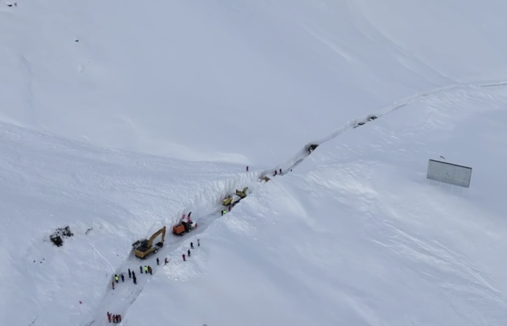 新疆阿勒泰多处山路雪崩致旅客滞留,景区公告:食宿免费_腾讯新闻