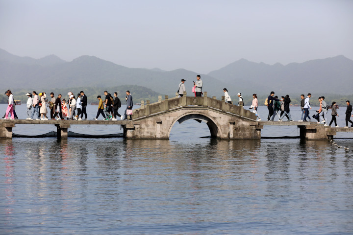 五一小长假第二天人们起早错峰游西湖