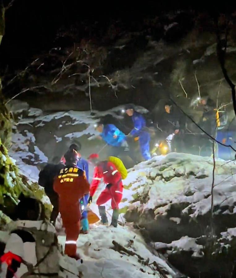 秦岭驴友失联5日被找到1人已死亡幸存者用最后一丝力气吹口哨求救