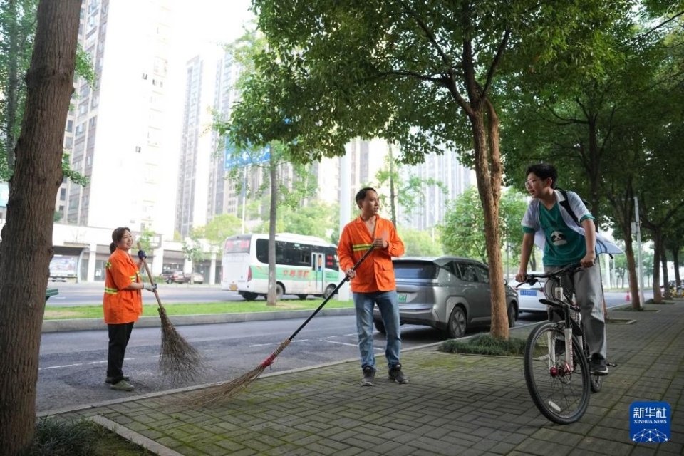 "我帮妈妈扫大街"——小手握扫帚 温情暖街头