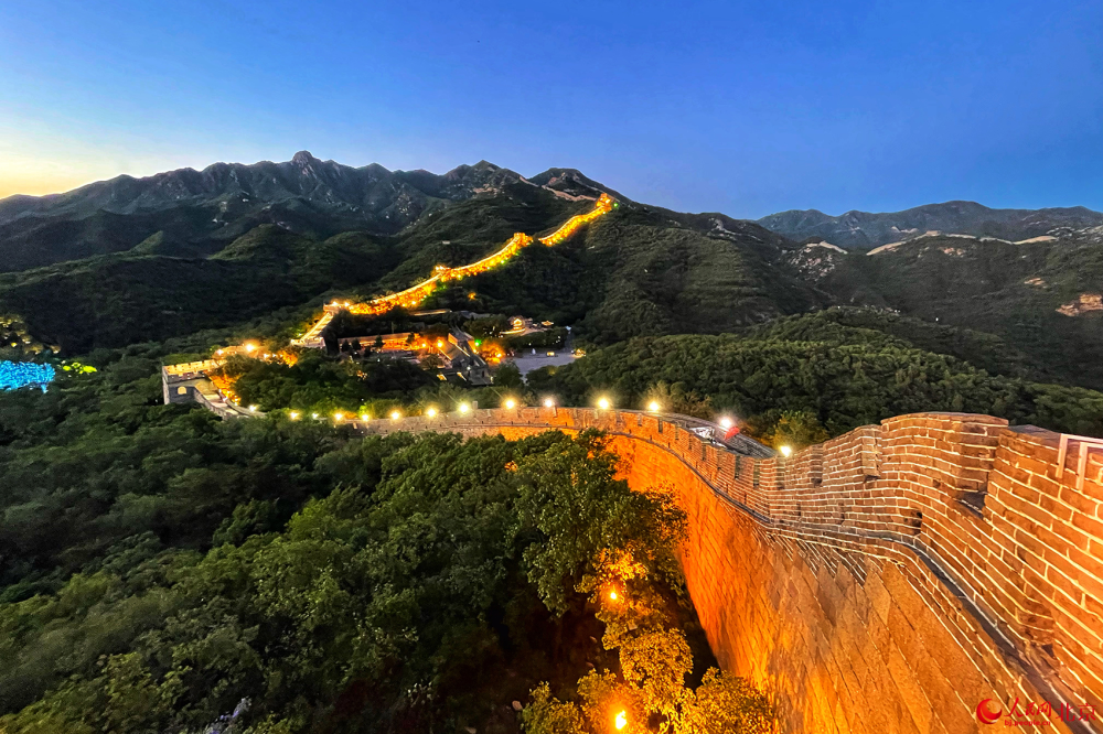 组图:夜幕中北京八达岭长城展现别样魅力