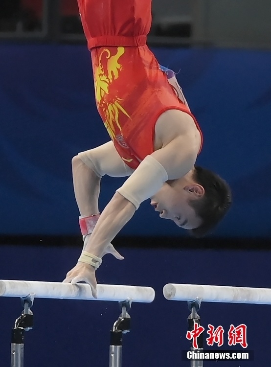 成都大运会体操项目男子双杠决赛中国队选手邹敬园获金牌