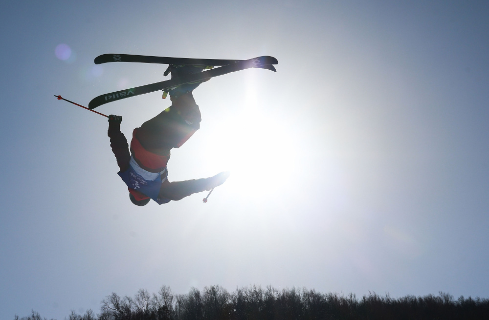 新华社记者 王楷焱 摄2月26日,河北队选手盛海鹏在比赛中.