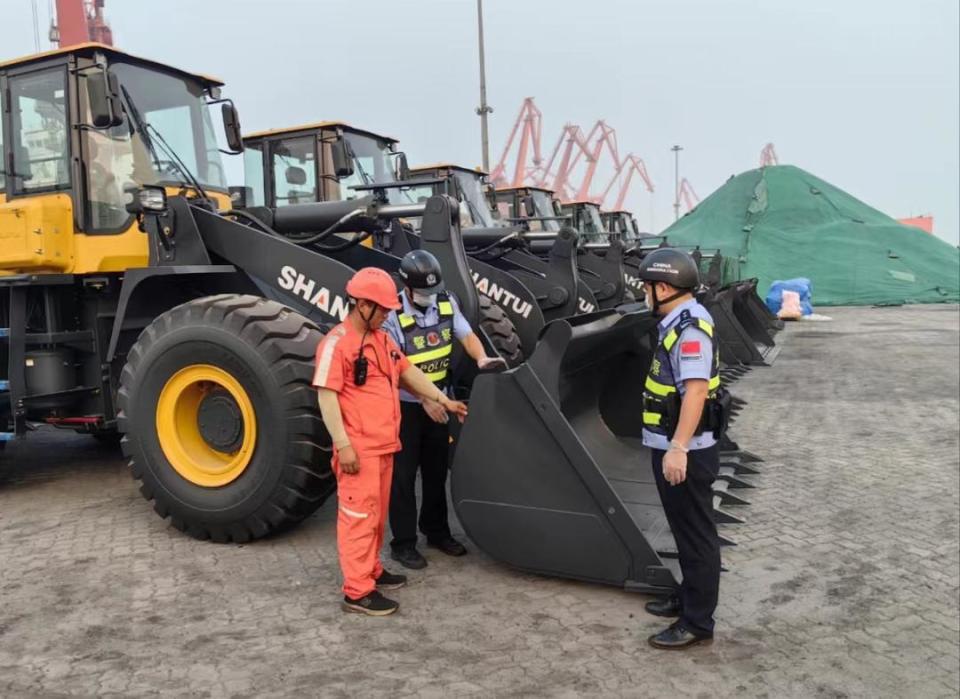 记者了解到,该轮装载有挖掘机,推土机,压路机等大型工程车辆及其工具