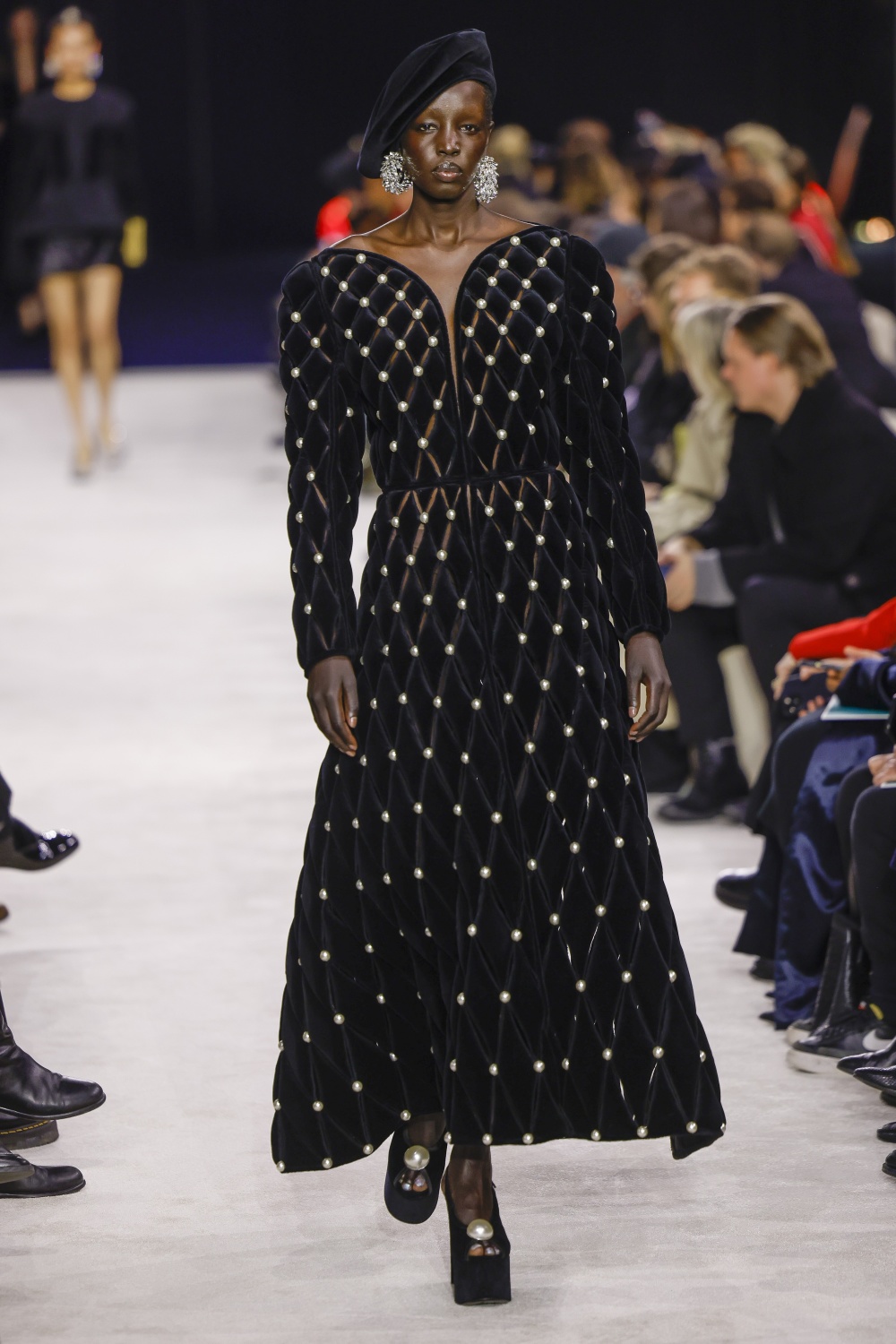 模特在法国巴黎时装周上展示balmain品牌的2023-2024秋冬新款服装