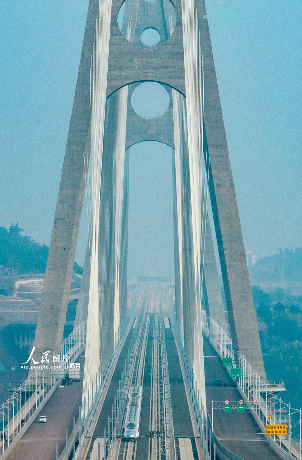 成自宜高鐵起於成都東站,止於渝昆高鐵宜賓站,為雙線高速鐵路,途徑