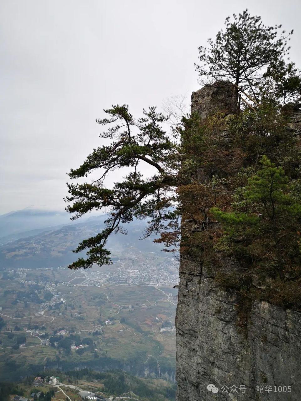 "大地山川"由玉笔峰(形象毛笔),玉女峰(宛如美女)和玉屏峰(形如屏障)