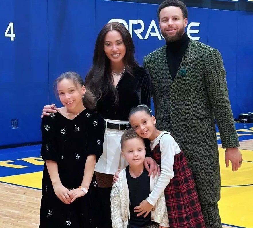 喜得第四子!库里和妻子发文庆祝家庭新成员诞生