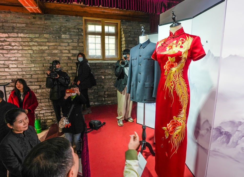 红都"翠·影"艺术展亮相南新仓,百年服装老字号要"追"新_腾讯新闻