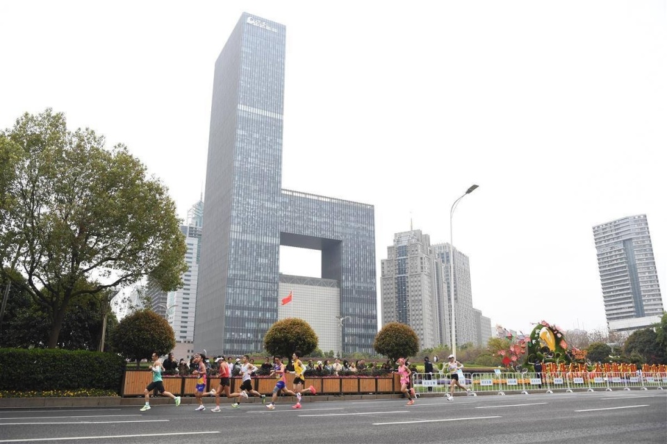 武汉马拉松选手洪山广场感受春天气息